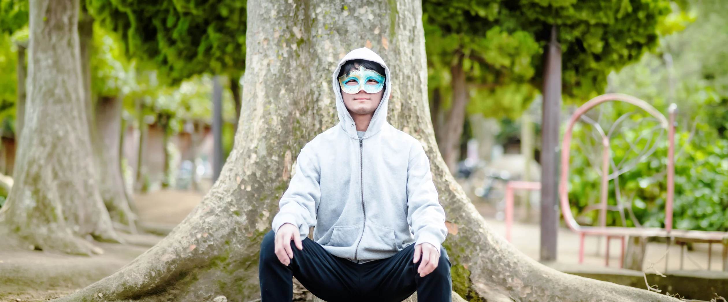 大きな木の根元に座る講師「AI仙人」